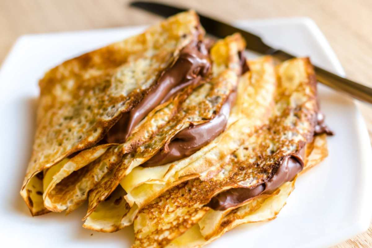 crepes al cioccolato in un piatto bianco