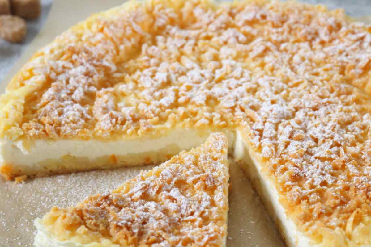 crostata con ripieno cremoso con fetta tagliata