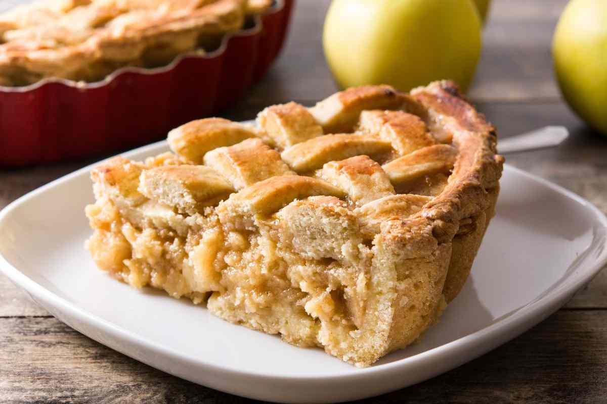 fetta di crostata di mele in un piattino