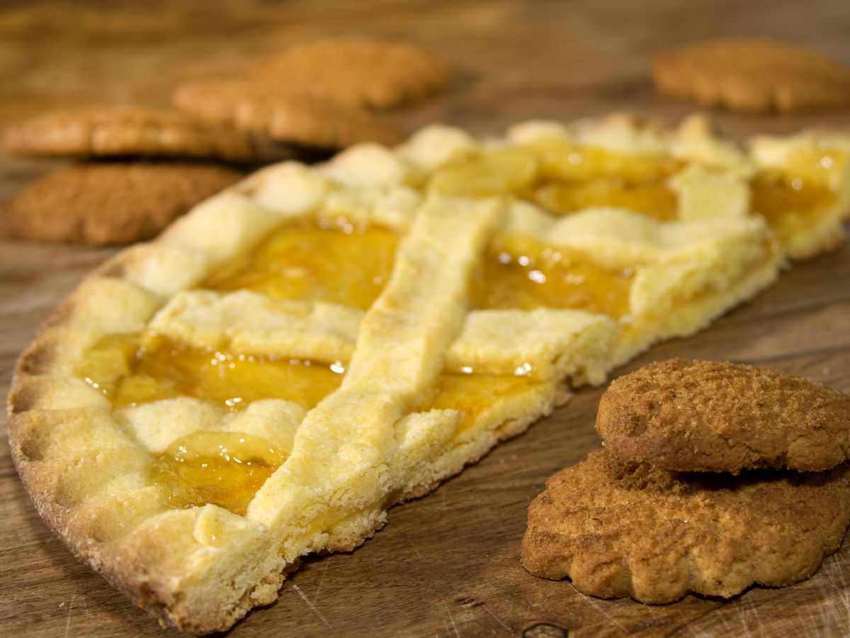 un crostata tagliata a metà farcita con marmellata