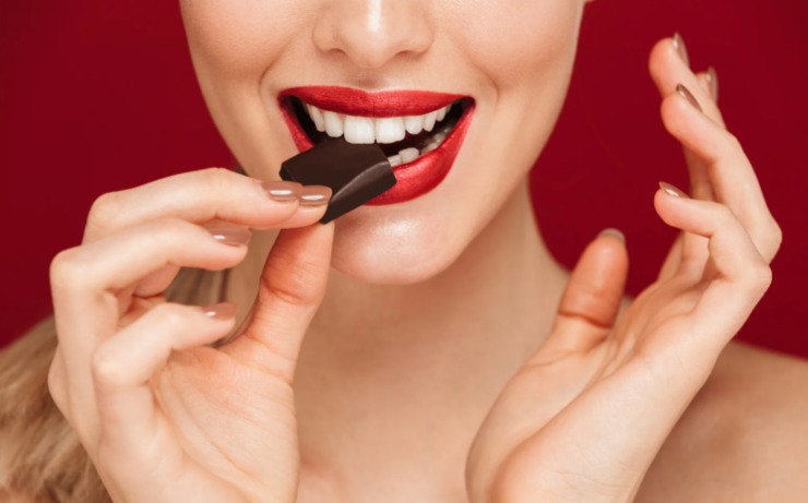 donna che mangia un pezzo di cioccolato