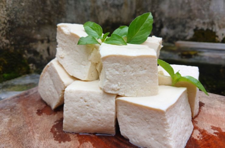 tofu bianco tagliato a cubetti 