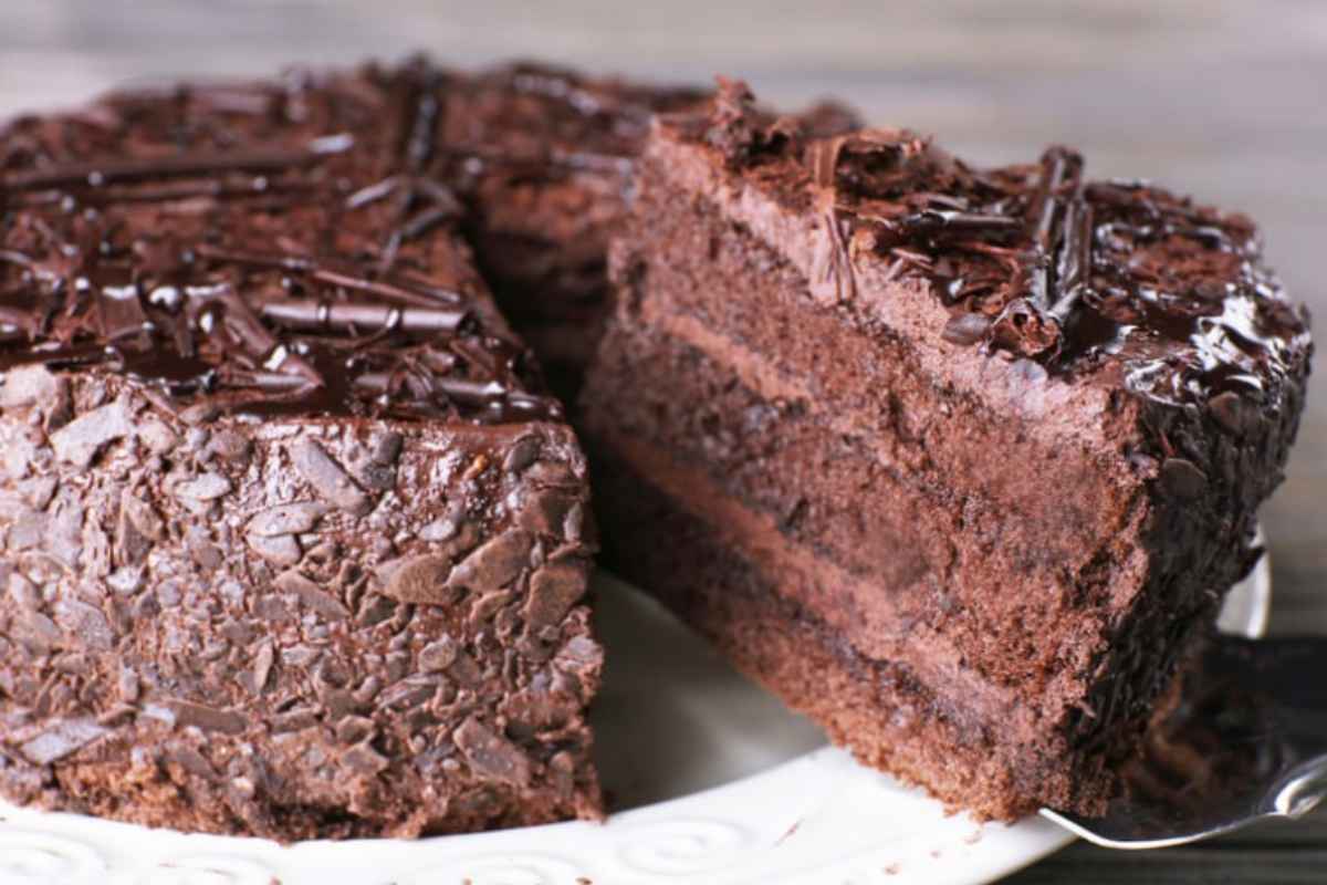 torta al cioccolato con crema e scaglie di fondente