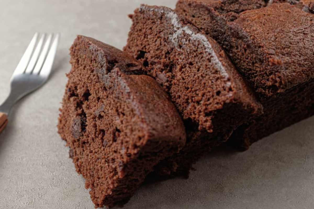 fette di dolce al cioccolato in un piatto