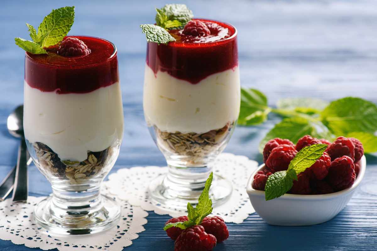 mousse allo yogurt con crumble e lamponi