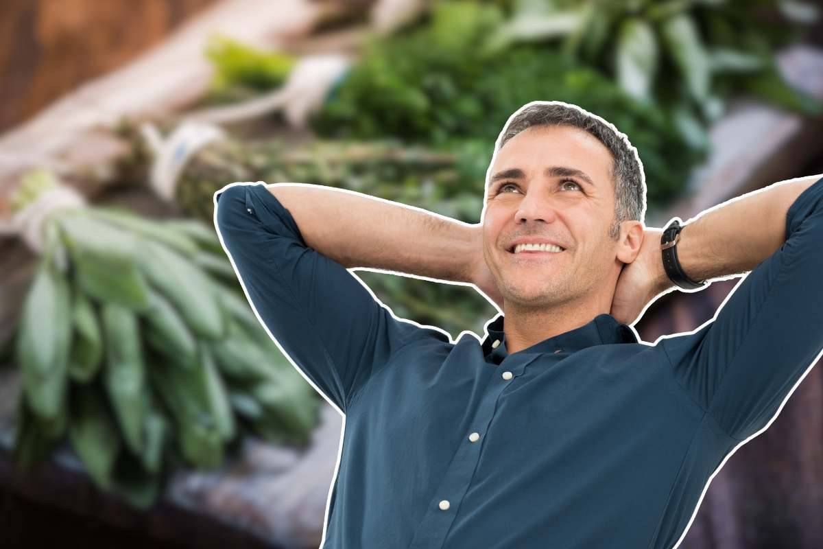 uomo rilassato con le mani dietro la testa ed erbe aromatiche sullo sfondo