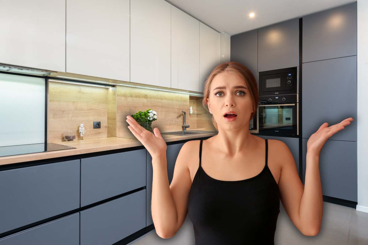 donna preoccupata in cucina
