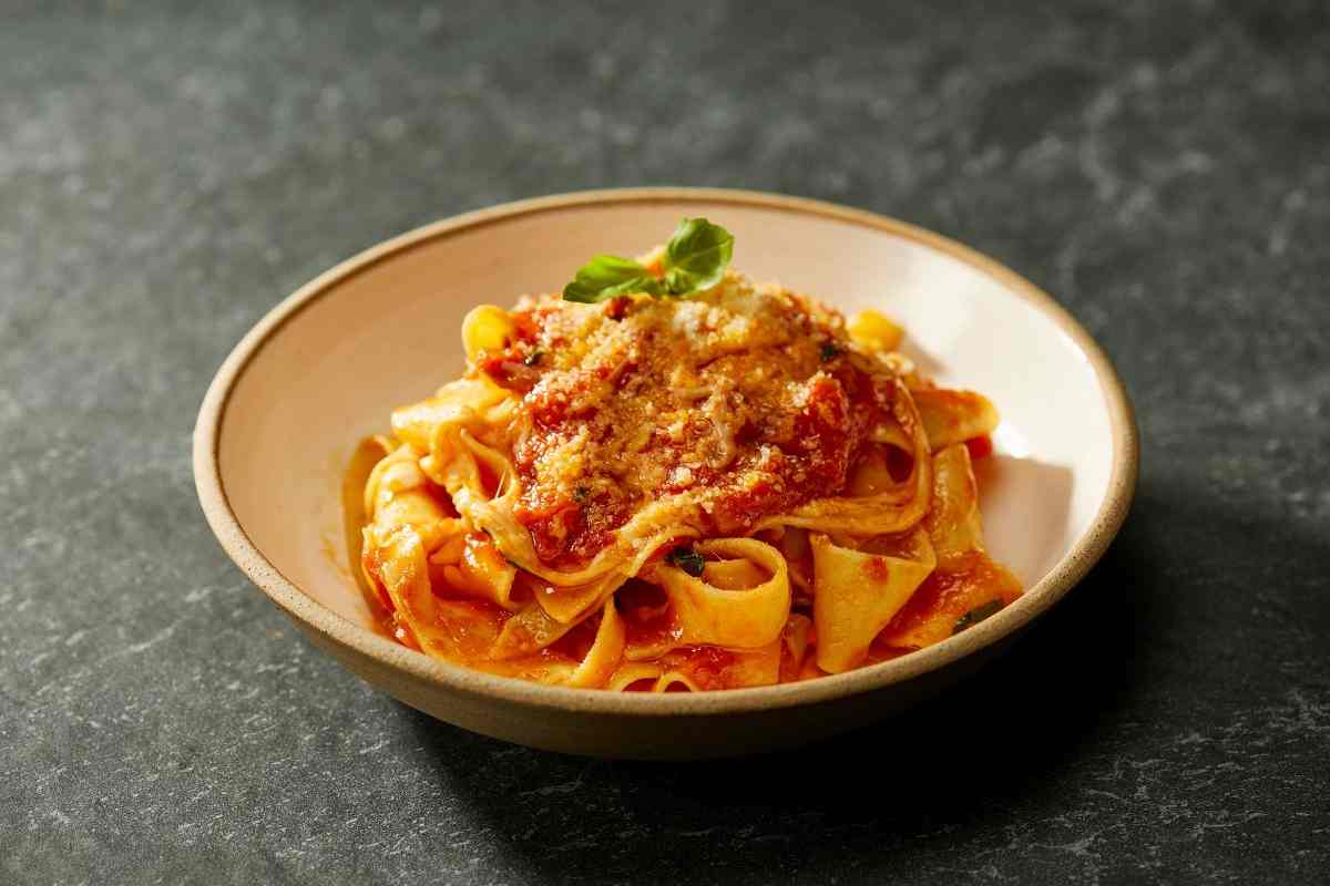 fettuccine con sugo di pomodoro e parmigiano