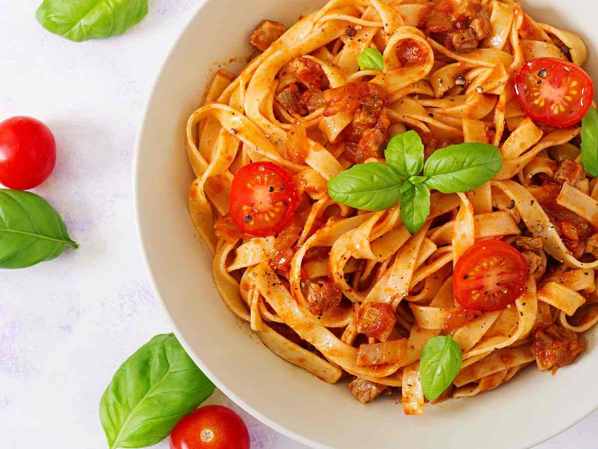 fettuccine con pomodorini e pancetta