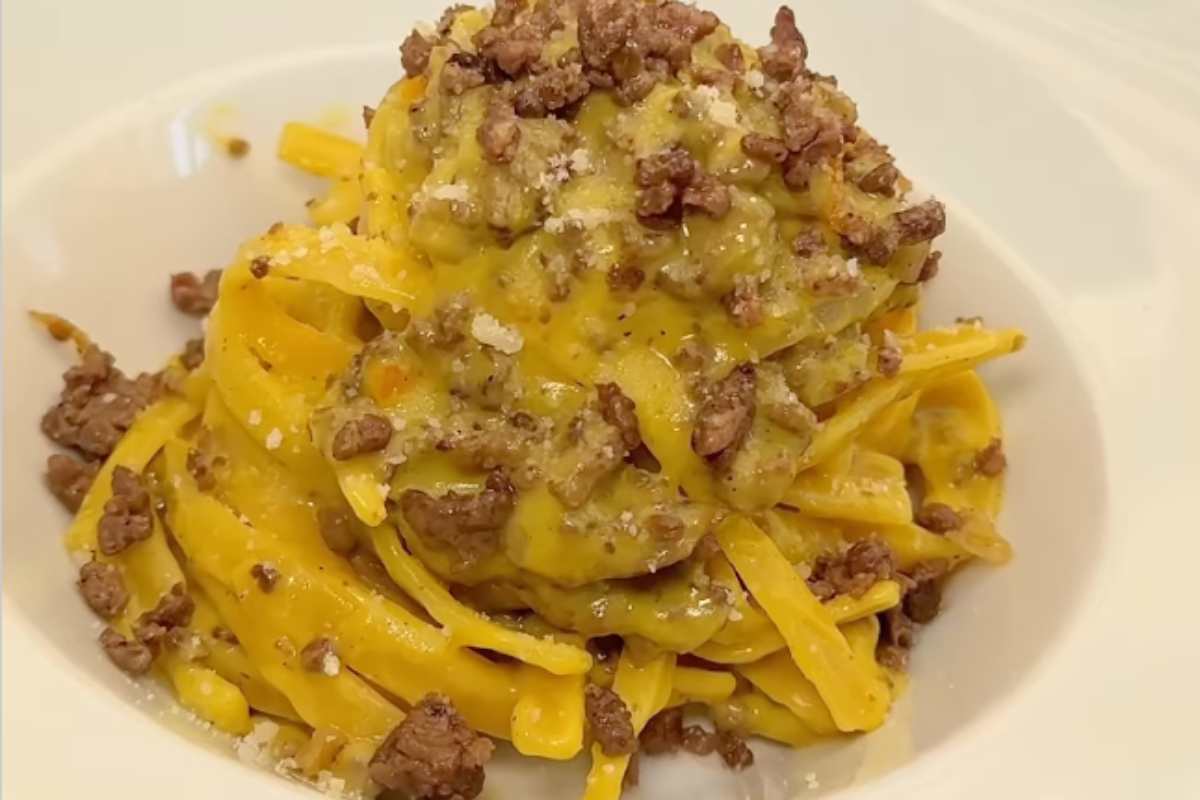 piatto di fettuccine al ragù