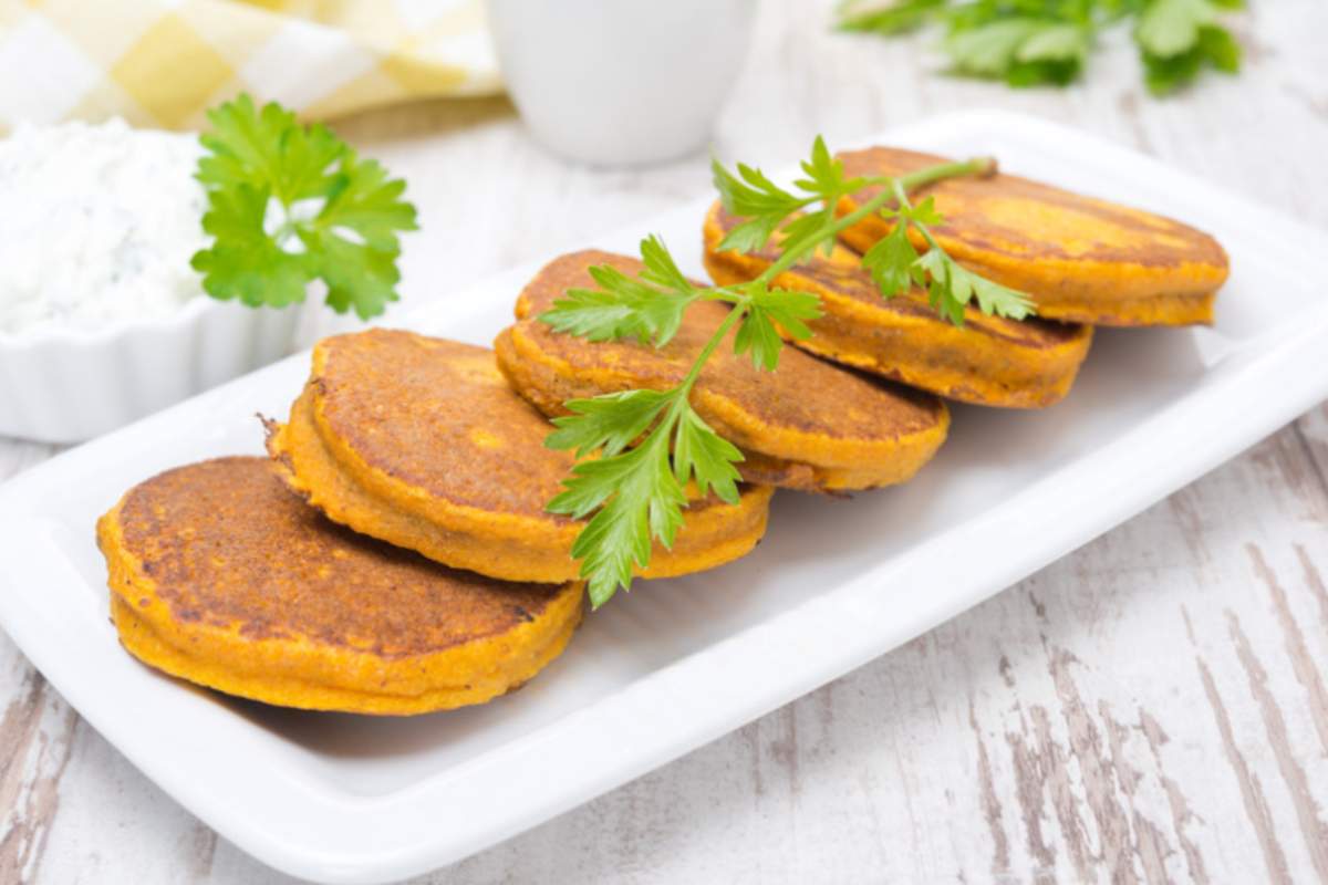 focaccine di zucca rotonde in un piatto