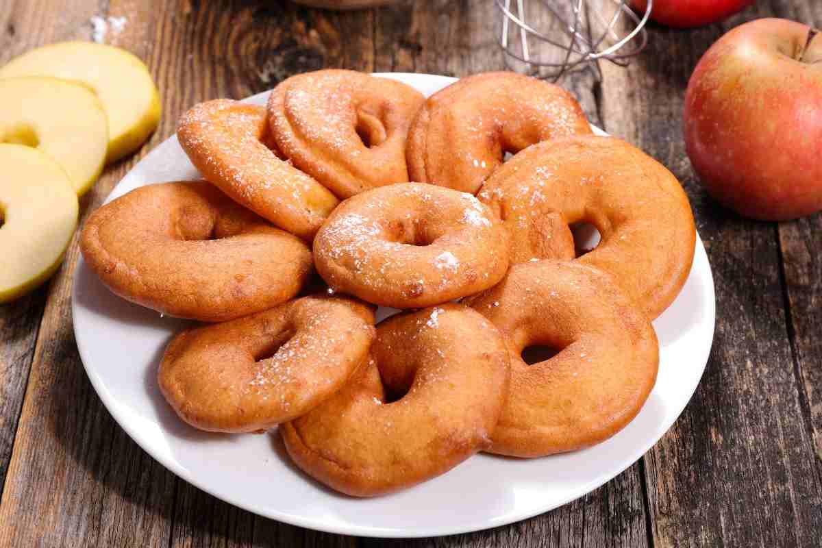 frittelle di mela lievitate su un piatto
