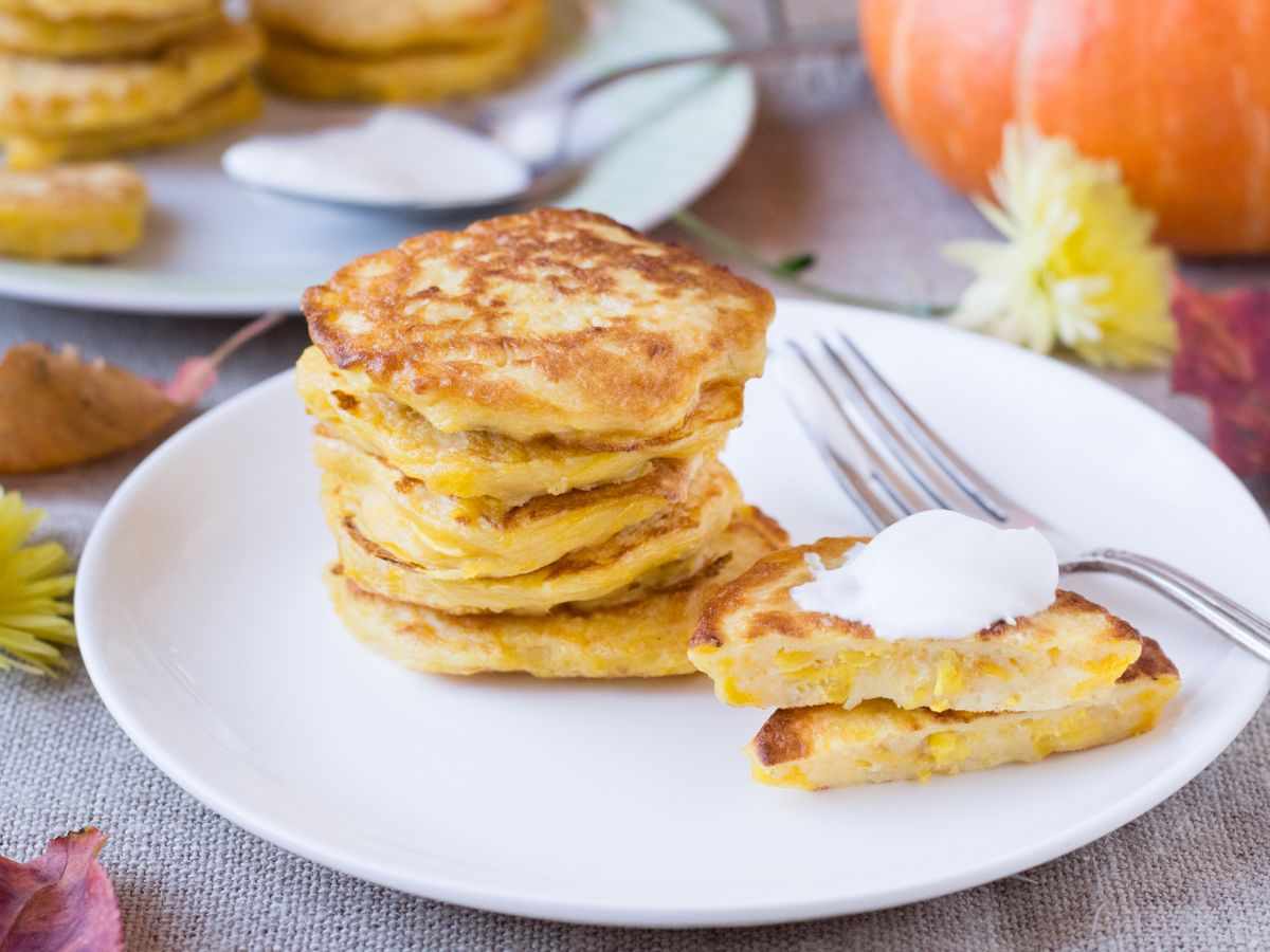 frittelle con zucca in un piatto