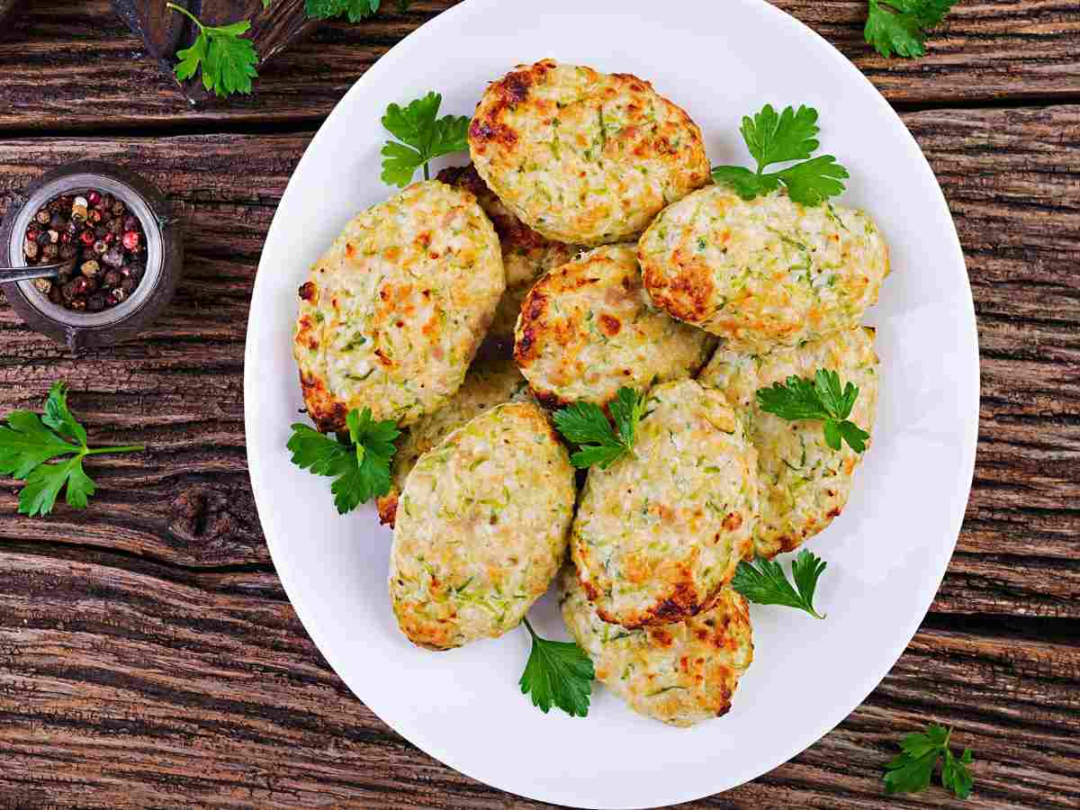 delle frittelle di zucchine servite su un piatto
