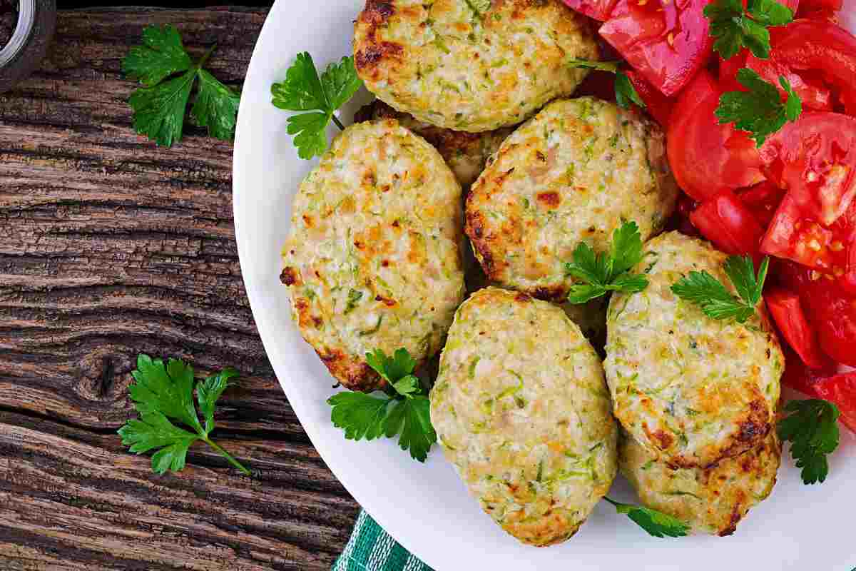 frittelle di zucchine in un piatto