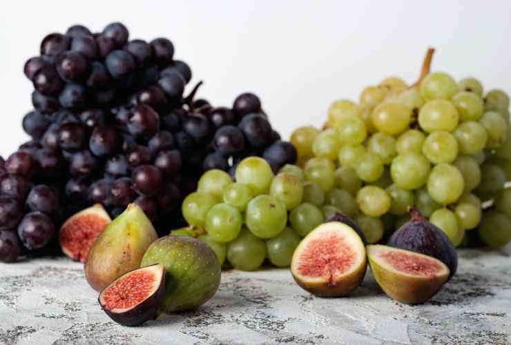 uva bianca, uva nera e fichi