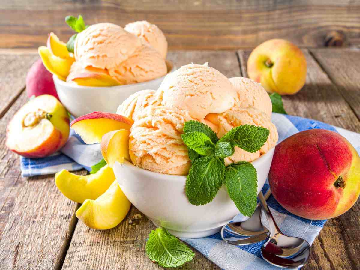 gelato alle pesche fresche
