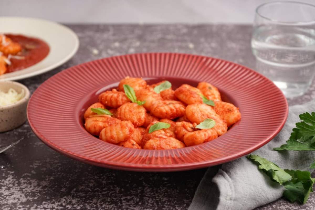 gnocchi cremosi al pomodoro in un piatto