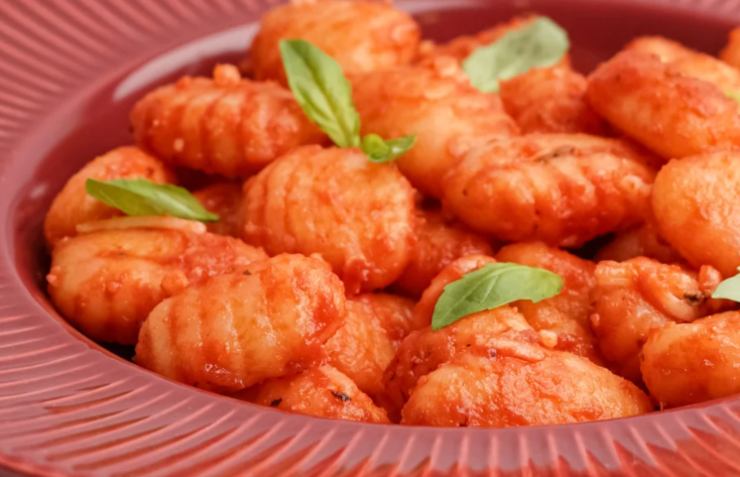 gnocchi conditi con crema al pomodoro e ricotta