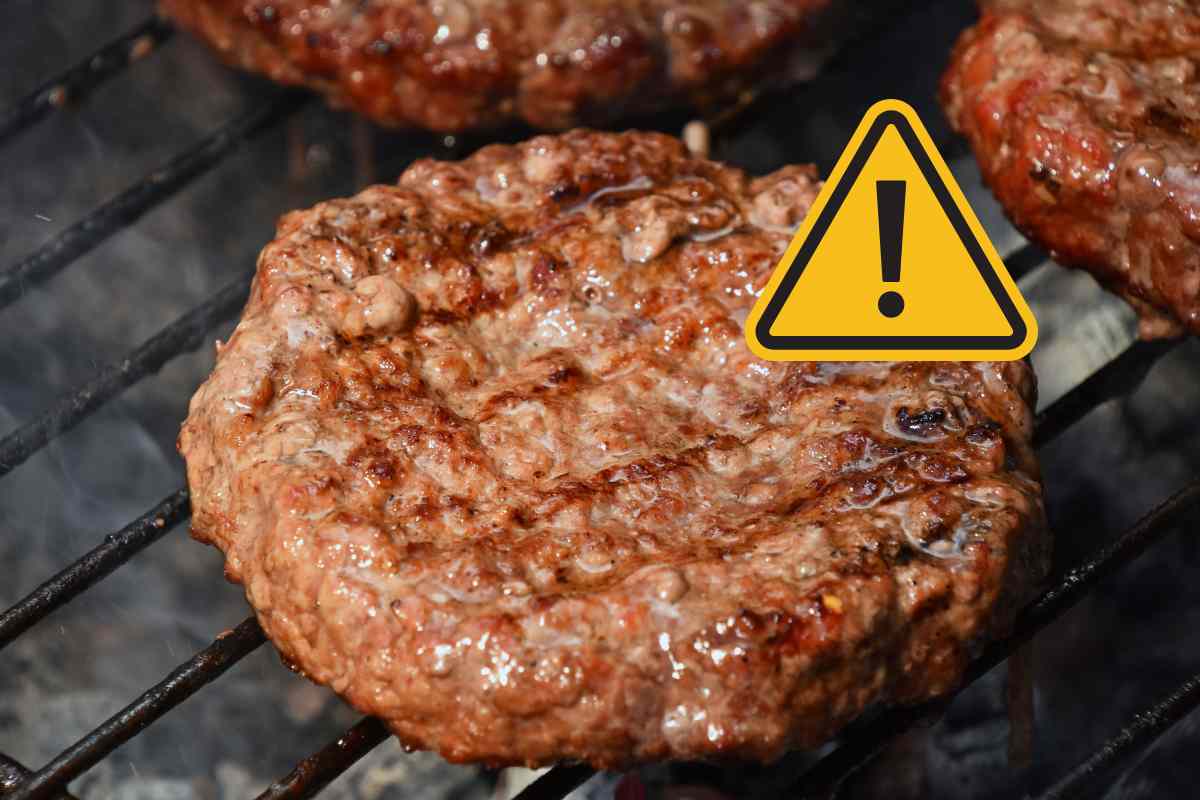 hamburger con cartello di pericolo