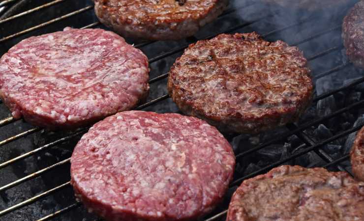 hamburger crudi e cotti sulla griglia