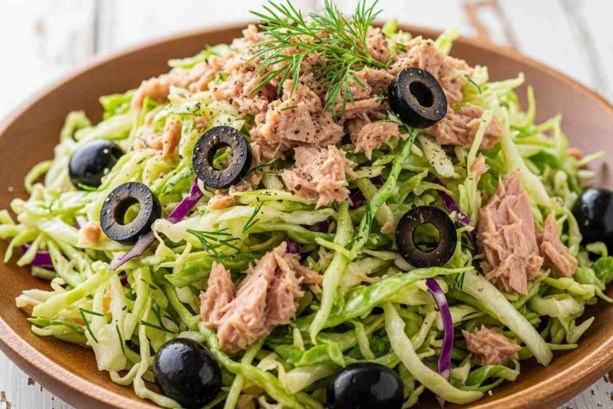 insalata di verza con tonno e olive nere