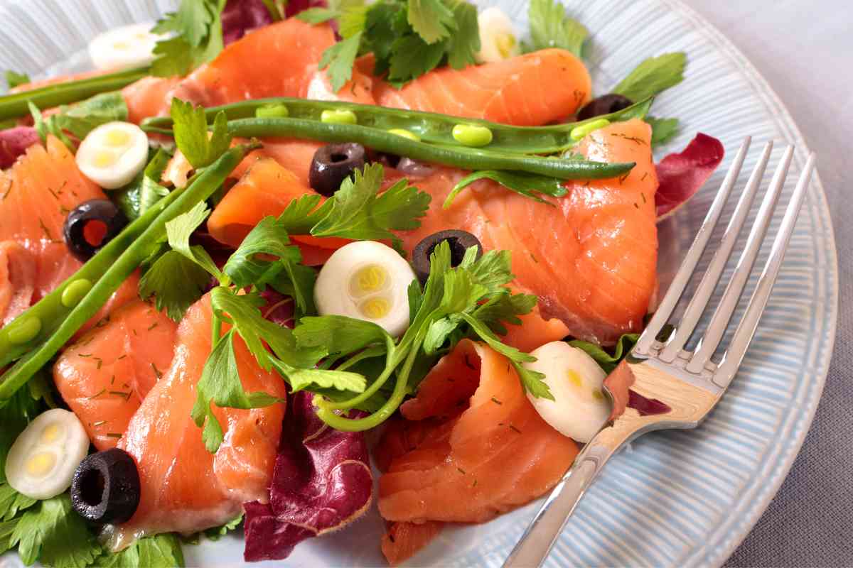 insalata con salmone affumicato, fagiolini, cipollotto e olive