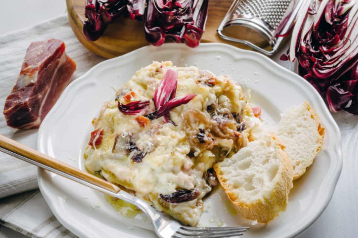 piatto con lasagna al radicchio e fetta di pane