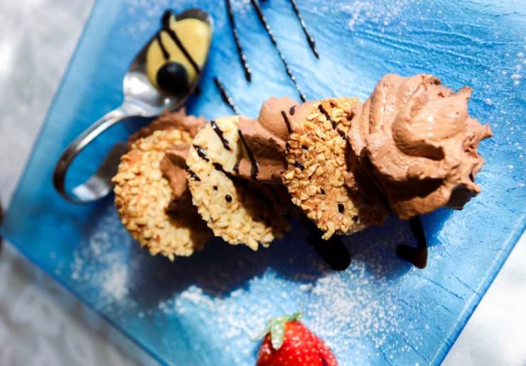 dessert con biscotti e crema servito su un piatto