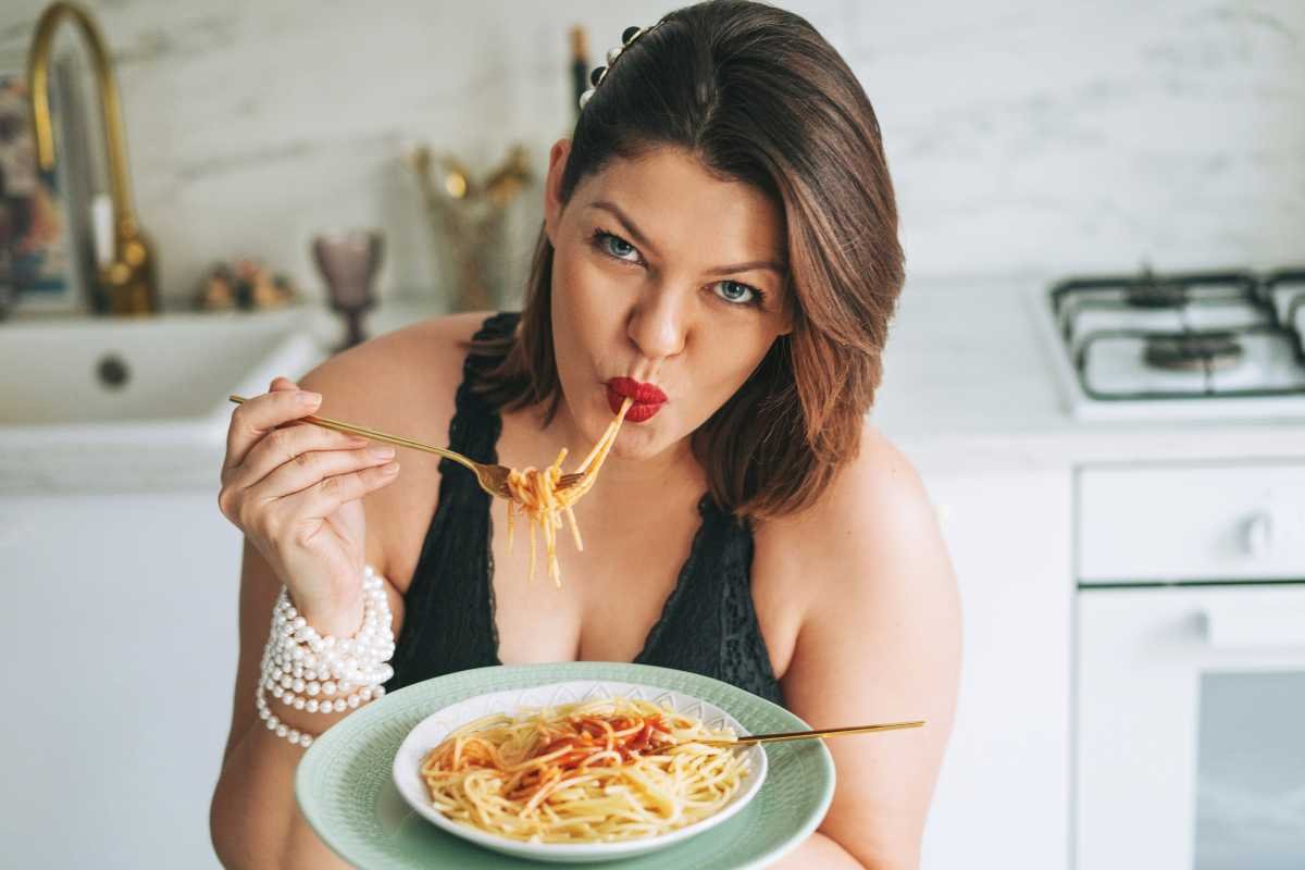 donna che mangia un piatto di pasta