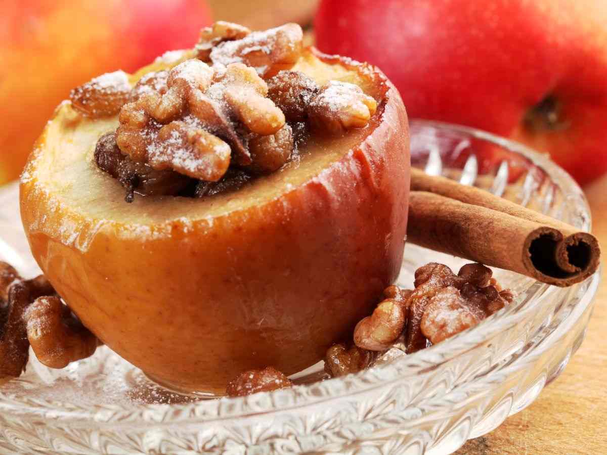 mela cotta in forno con ripieno di noci e uvetta