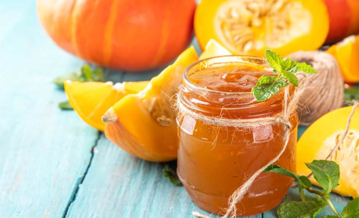 vasetto di marmellata di zucca