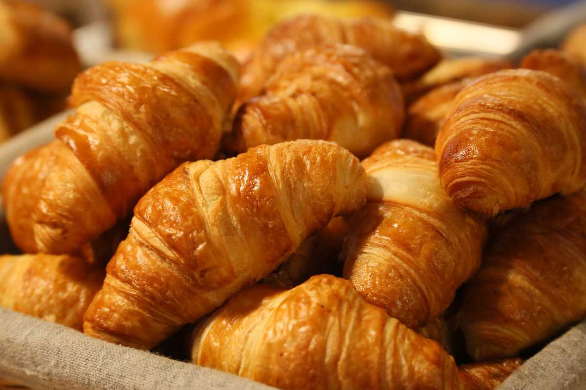cesta di mini croissant