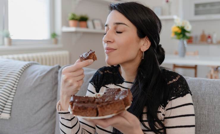 donna che mangia torta al cioccolato