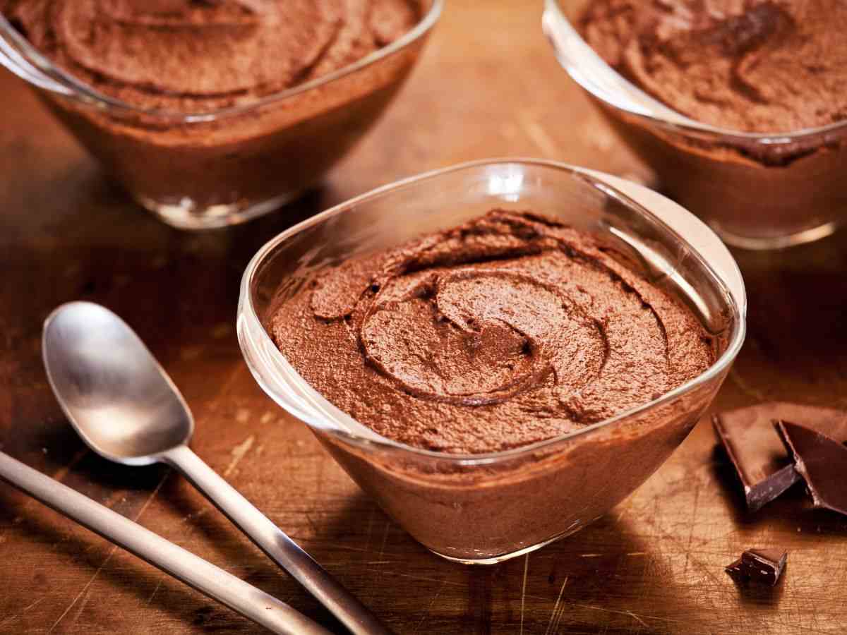 una mousse al cioccolato in una ciotolina
