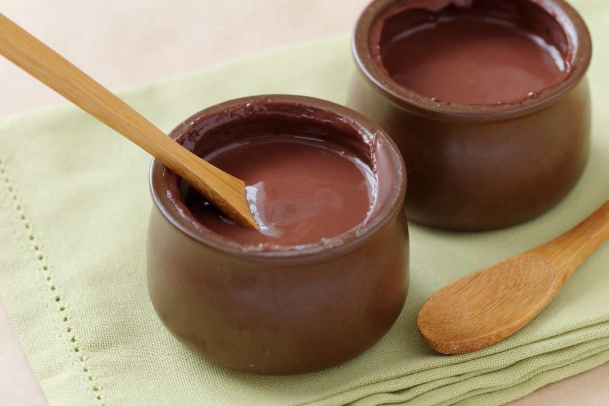 crema al cucchiaio al cioccolato dentro due ciotoline