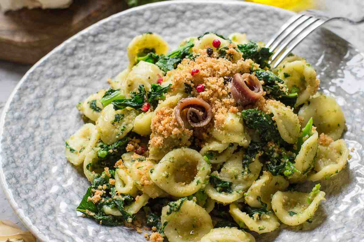 orecchiette con cime di rapa, acciughe e pangrattato