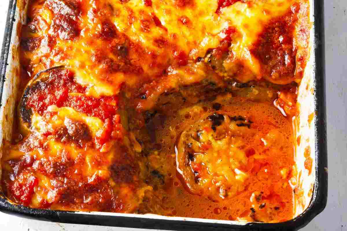 una teglia di parmigiana senza una porzione