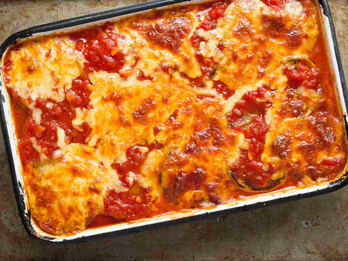 una teglia di parmigiana con mozzarella