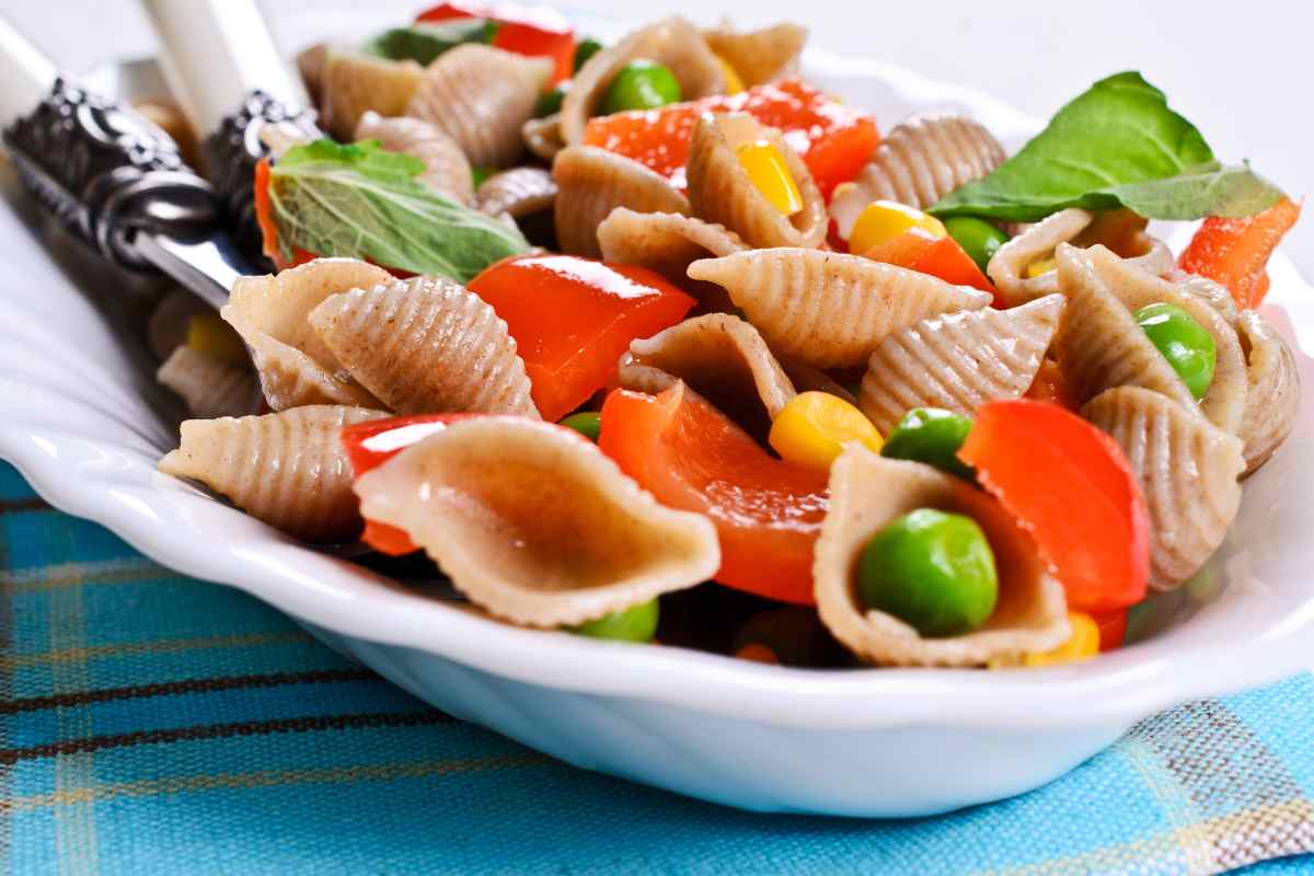 scodella con pasta fredda mais, piselli e peperoni