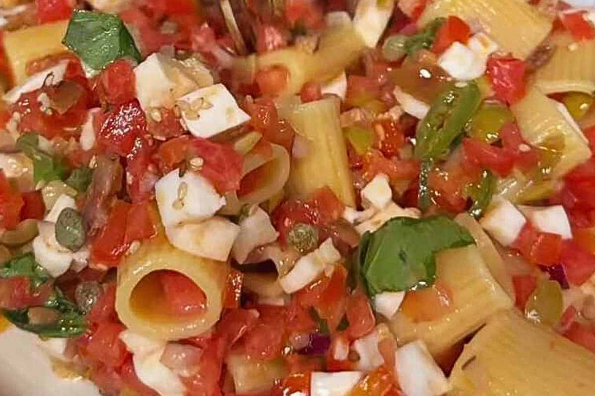 pasta fredda pomodoro, mozzarella, olive, capperi