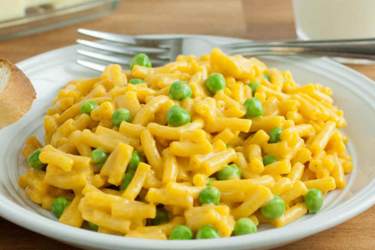 piatto di pasta con patate e piselli