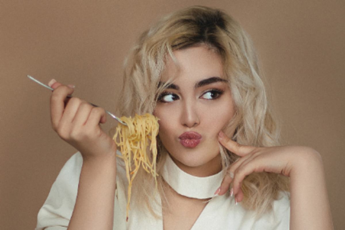 donna che mangia gli spaghetti