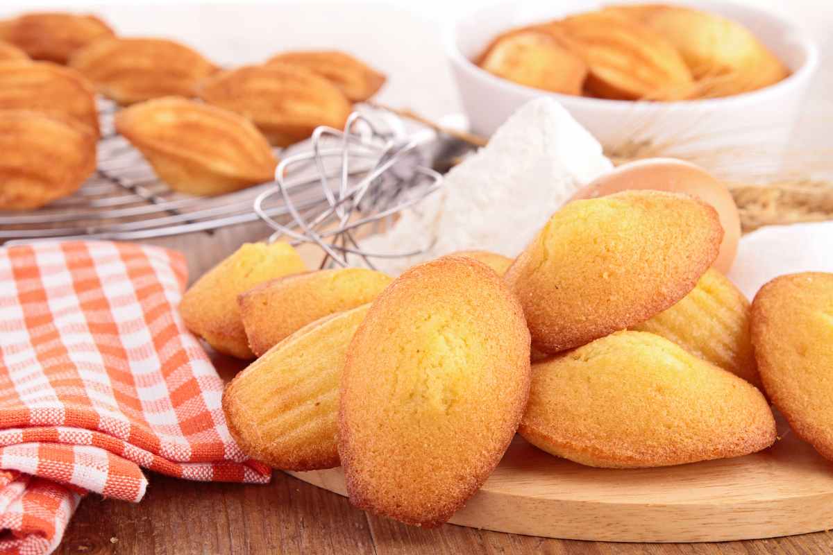 madeleine su tagliere con canovaccio e frusta