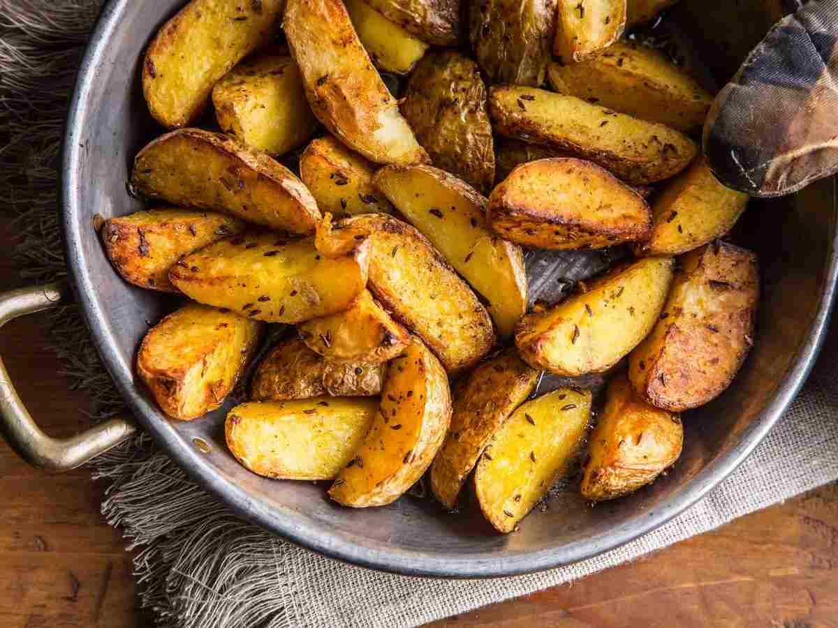 patate a spicchi in padella con spezie
