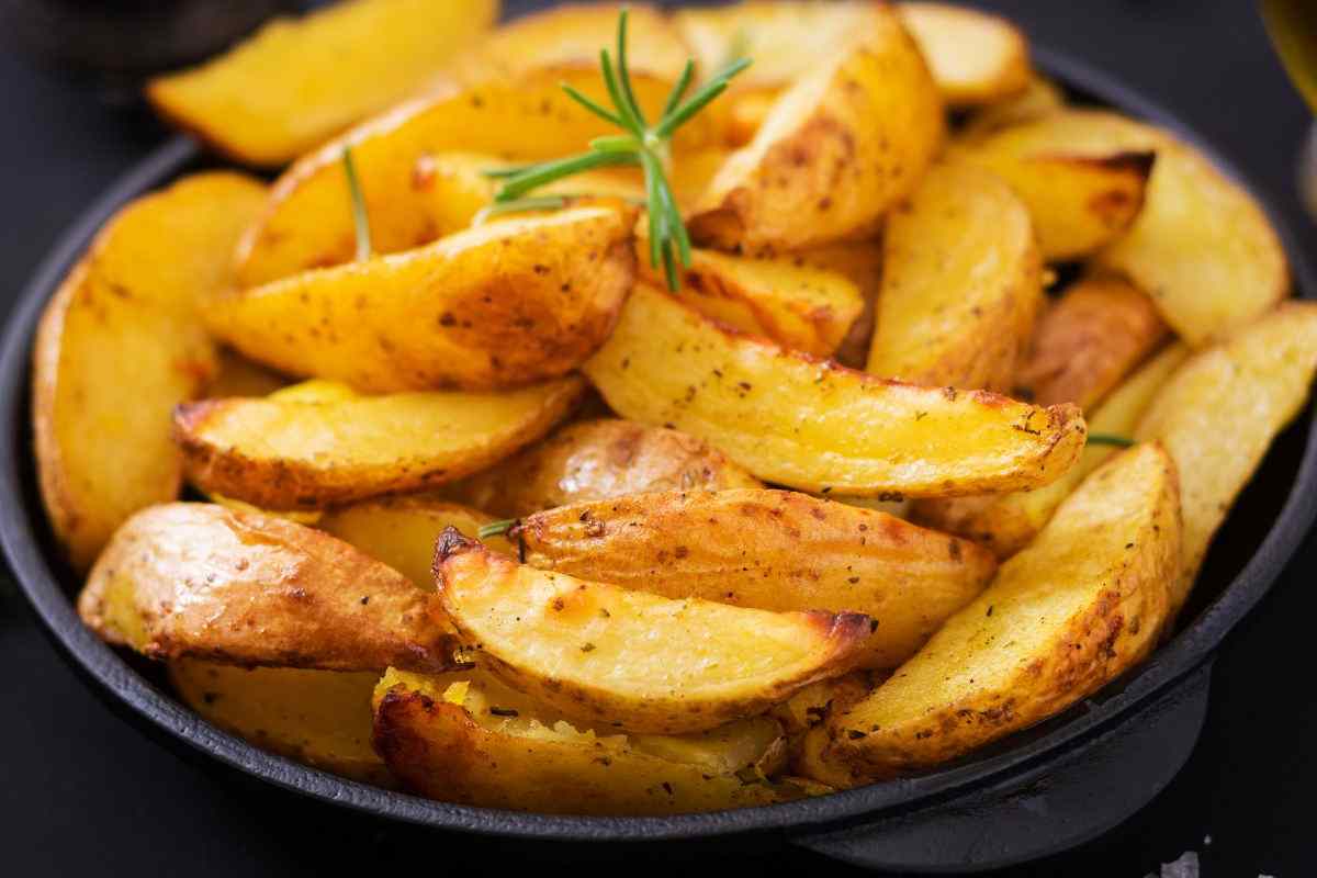 spicchi di patate aromatizzate