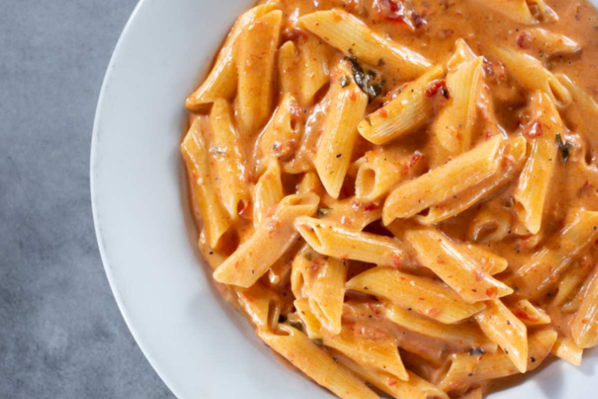 piatto di penne all'arrabbiata cremose