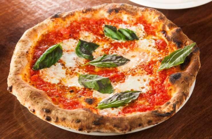 pizza con pomodoro mozzarella e basilico