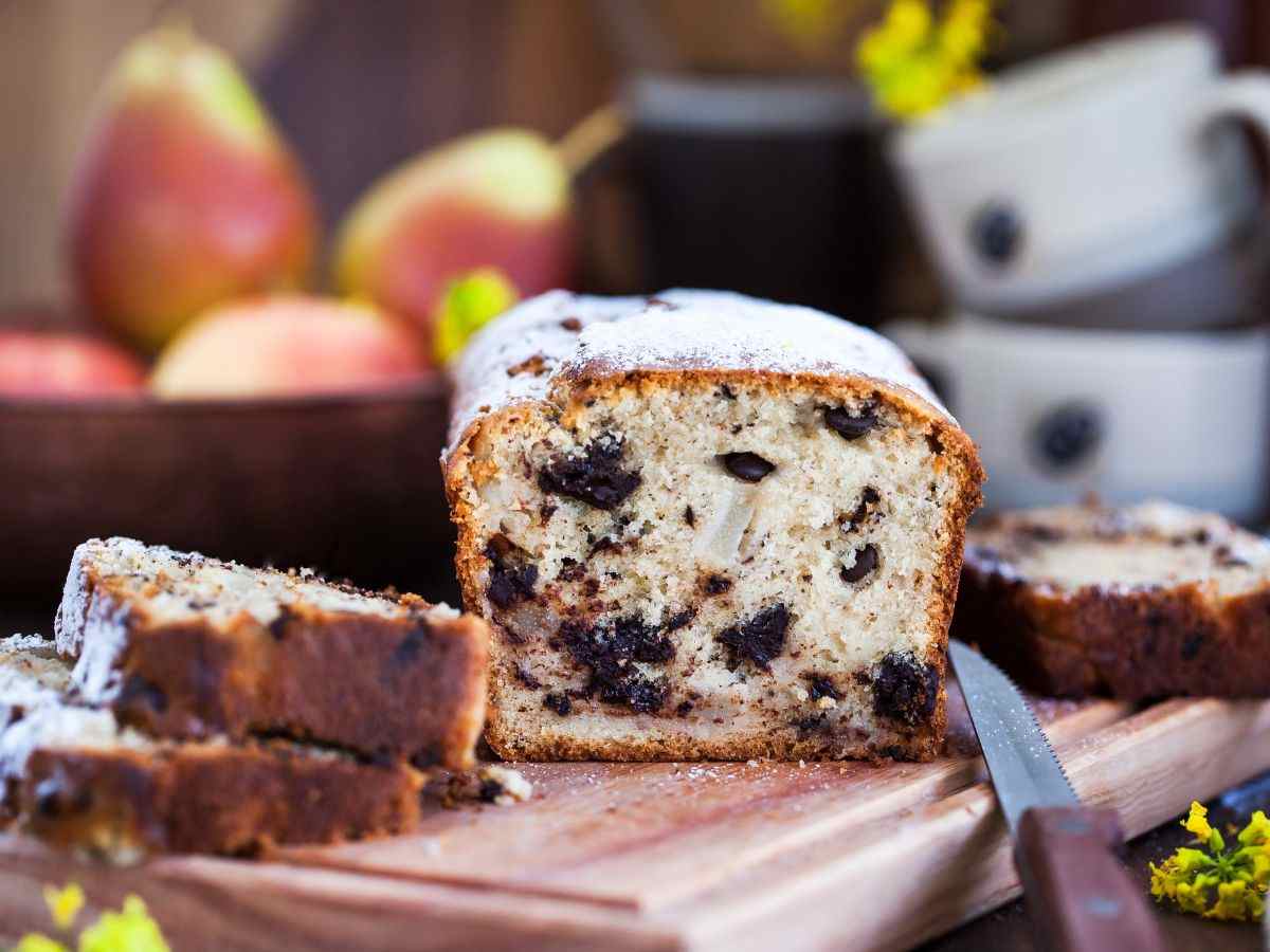 un plumcake su un tagliere tagliato a fette