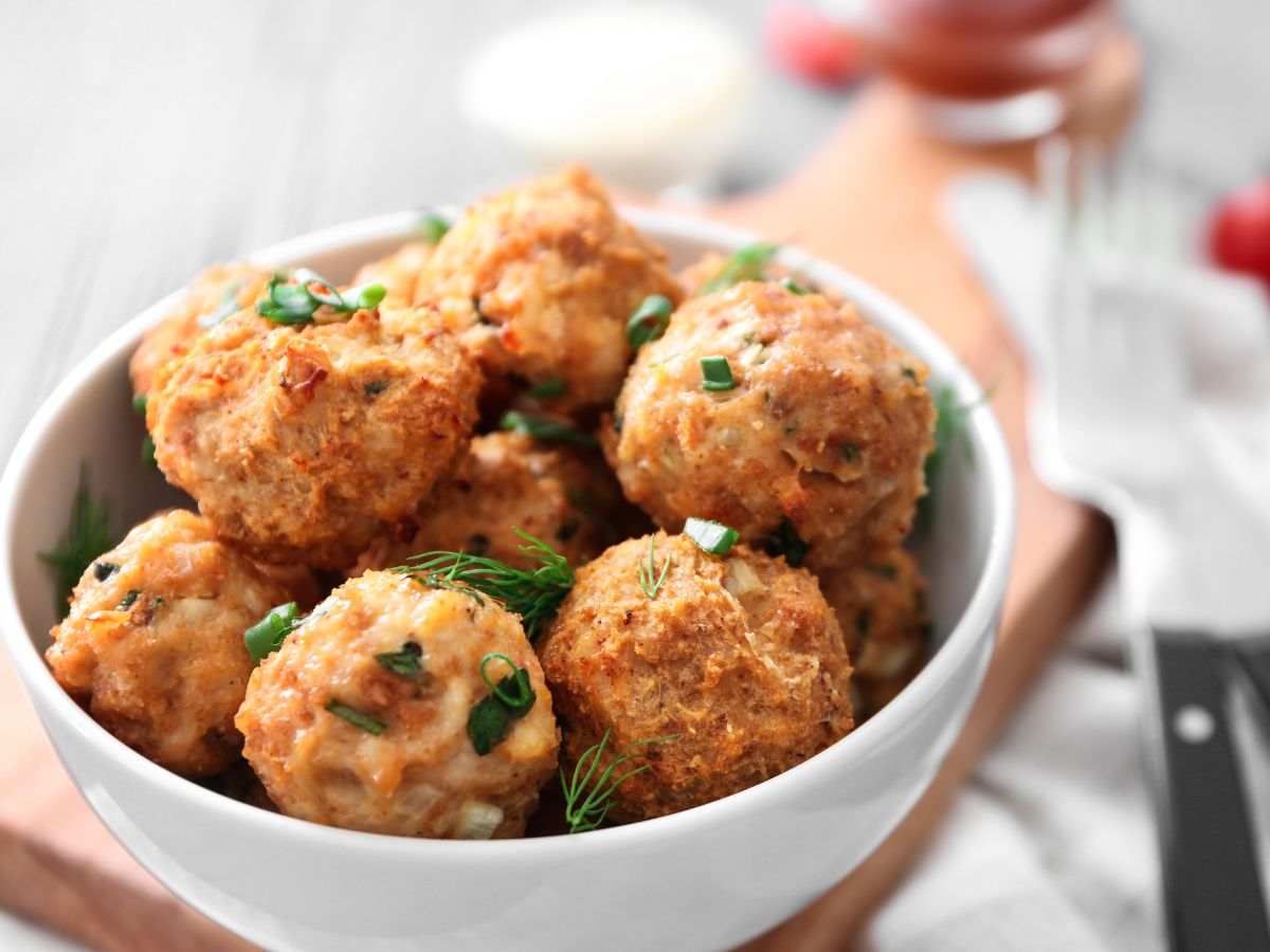 delle polpette di carne in una ciotola